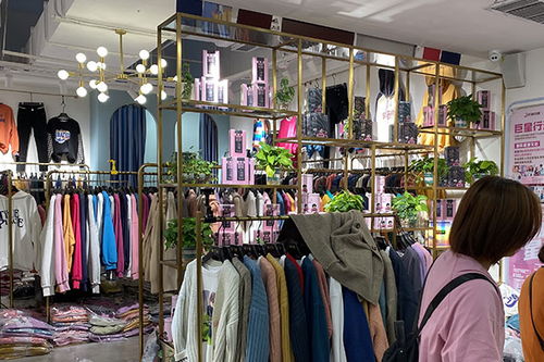 服裝實(shí)體店跨界明星IP社交電商 實(shí)體經(jīng)濟(jì)轉(zhuǎn)型升級(jí)與流量裂變新路徑